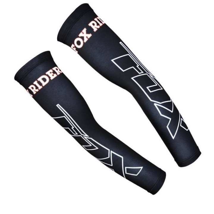 Manguitos de ciclismo FOX para cuidar tu piel y mantenerte fresco