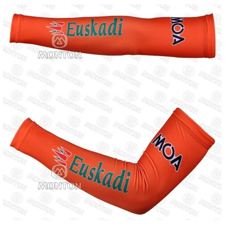 Manguitos de ciclismo Euskaltel Euskadi para cuidar tu piel y mantenerte fresco