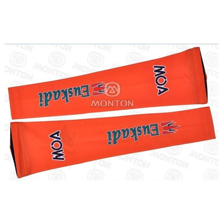 Manguitos de ciclismo Euskaltel Euskadi para cuidar tu piel y mantenerte fresco