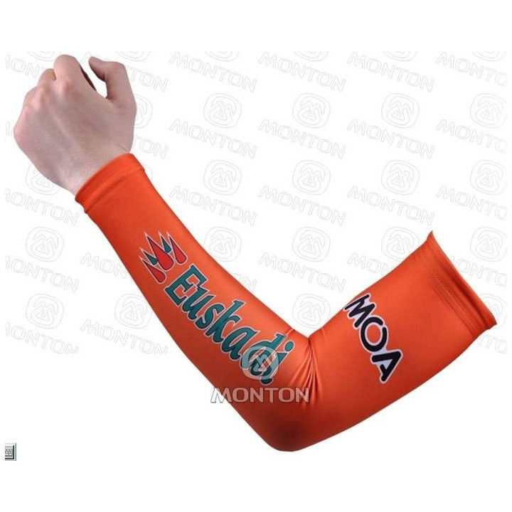 Manguitos de ciclismo Euskaltel Euskadi para cuidar tu piel y mantenerte fresco