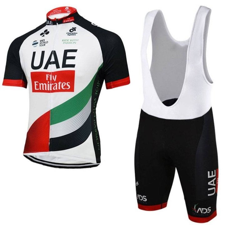 Equipación corta UAE Fly Emirates para ciclistas en 2023