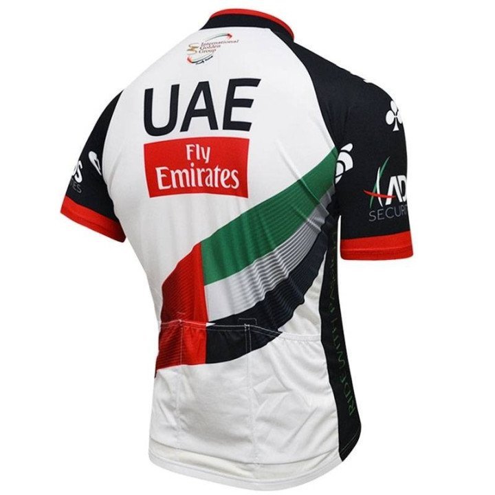 Equipación corta UAE Fly Emirates para ciclistas en 2023