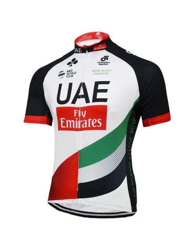 Equipación corta UAE Fly Emirates para ciclistas en 2023