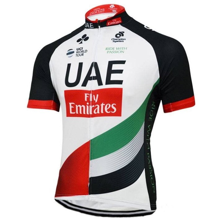 Equipación corta UAE Fly Emirates para ciclistas en 2023
