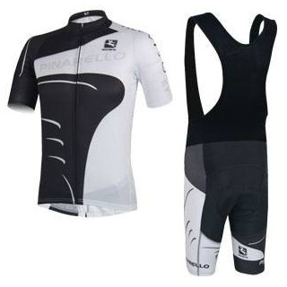 Equipación corta Pinarello: comodidad y estilo para tus rutas