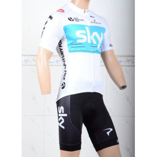 Equipación corta con tirante SKY para ciclistas en 2023