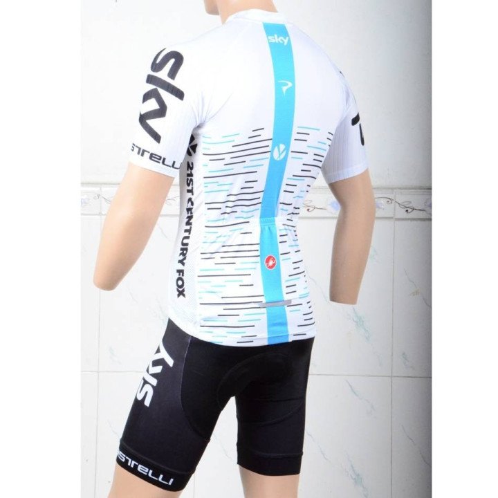 Equipación corta con tirante SKY para ciclistas en 2023