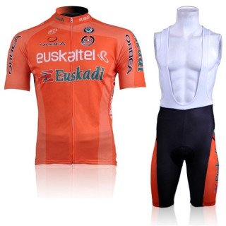 Equipación corta Euskaltel Euskadi para ciclistas en 2023